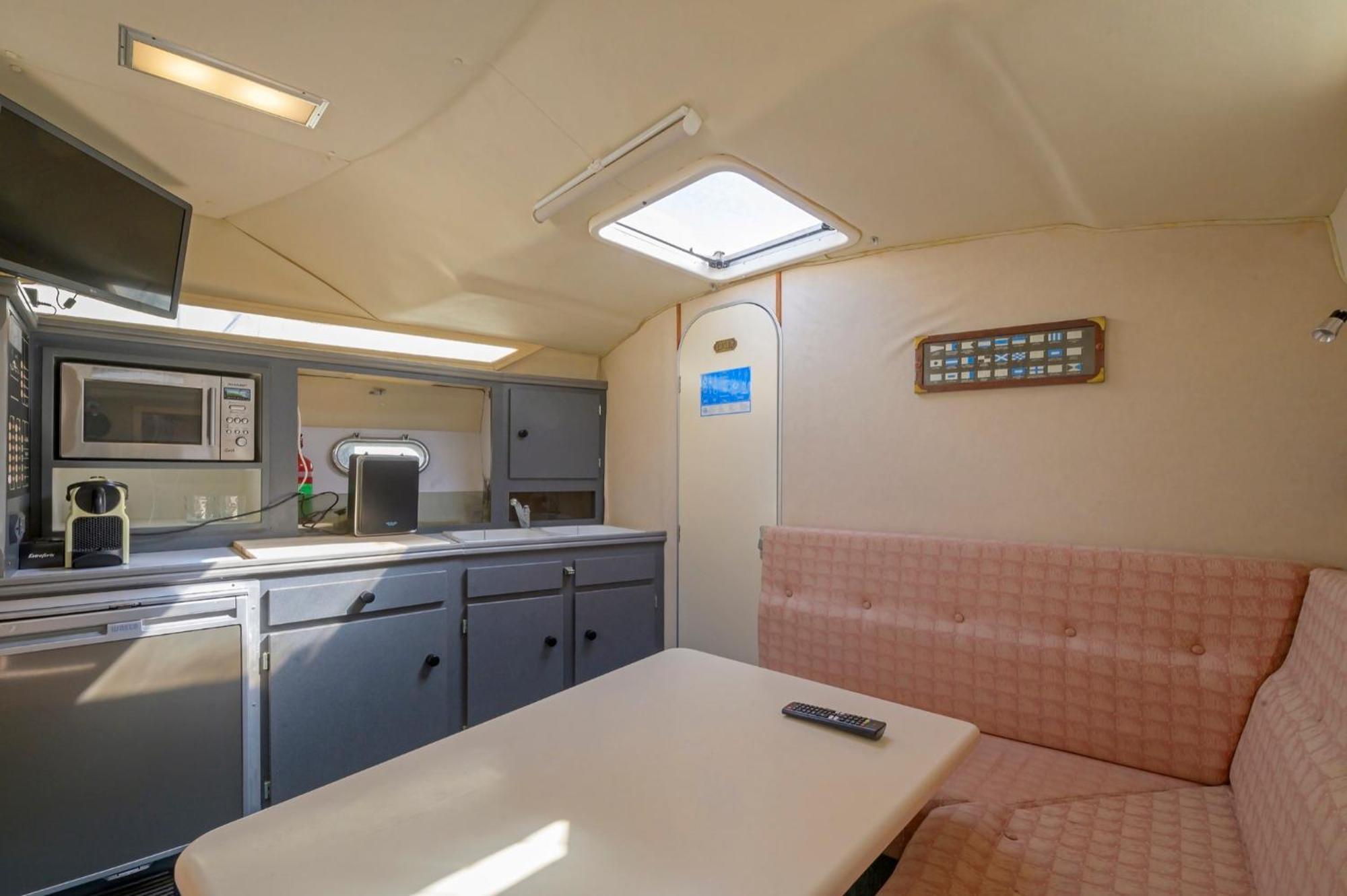 Boat Hotel Barcelona سان أدريان دي بيزوس الغرفة الصورة